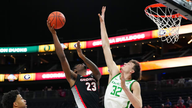 Georgia Bulldogs forward Jalen DeLoach (23) shoots against Oregon Ducks center Nate Bittle (32) during the second half