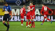 So wollen die Rothosen auch morgen beim Club jubeln. Vorne freuen sich Muheim und Schonlau, im Hintergrund Doyle und Vuskovic.