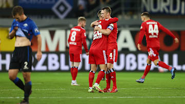 So wollen die Rothosen auch morgen beim Club jubeln. Vorne freuen sich Muheim und Schonlau, im Hintergrund Doyle und Vuskovic.
