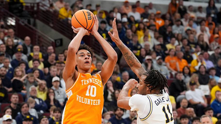 Tennessee forward Nate Ament attempts to score while guarded by Michigan guard Roddy Gayle Jr. 