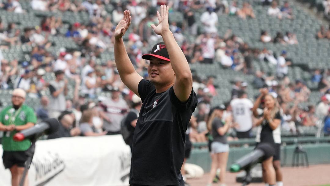 Jun 13, 2026; Chicago, Illinois, USA; Chicago White Sox first baseman Munetaka Murakami (5) waves after being named American League Rookie of the month of May before a game against the Los Angeles Dodgers at Rate Field. Mandatory Credit: David Banks-Imagn Images