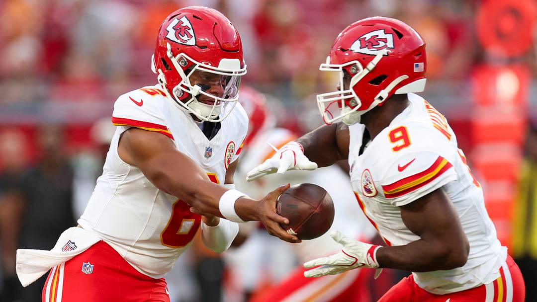Aug 22, 2026; Tampa, Florida, USA; Kansas City Chiefs quarterback Justin Fields (6) hands off to running back Kenneth Walker III (9) against the Tampa Bay Buccaneers in the first quarter during a preseason game at Raymond James Stadium. Aug 22, 2026; Tampa, Florida, USA; Kansas City Chiefs quarterback Justin Fields (6) hands off to running back Kenneth Walker III (9) against the Tampa Bay Buccaneers in the first quarter during a preseason game at Raymond James Stadium.