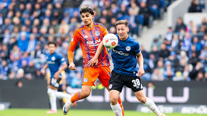 Mertcan Ayhan bei seinem Startelf-Debüt für die S04-Profis