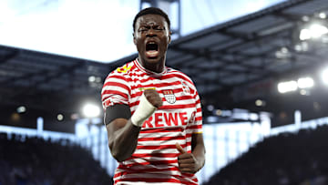 Ragnar Ache feiert im Kölner Karnevals-Trikot gleich einen Treffer