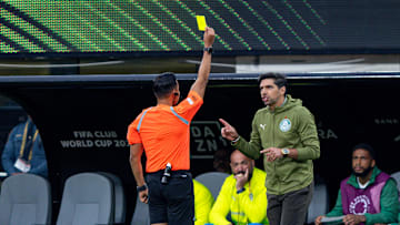 Abel Ferreira recebeu cartão amarelo na estreia do Palmeiras e está pendurado na Copa de Clubes