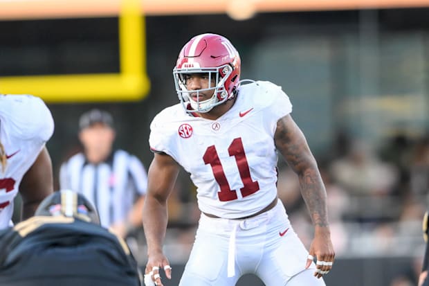 Alabama Crimson Tide linebacker Jihaad Campbell sneaks a peek into the back field against the Vanderbilt Commodores