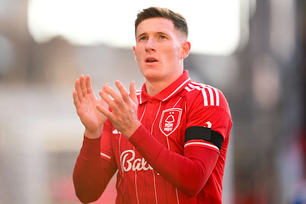 เอลเลียต แอนเดอร์สันปรบมือ