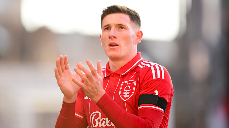 Elliot Anderson clapping.