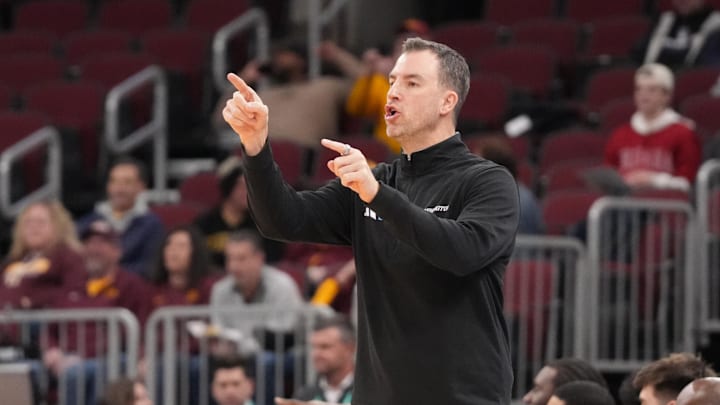 Mar 11, 2026; Chicago, IL, USA; Washington Huskies head coach Danny Sprinkle gestures to his team against the Southern California Trojans during the first half at United Center. Mandatory Credit: David Banks-Imagn Images