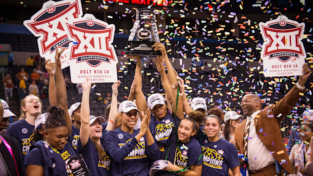 West Virginia Mountaineers celebrate after winning the championship over the Baylor Bears.