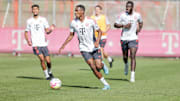 Ryan Gravenberch (Bildmitte) beim Bayern-Training