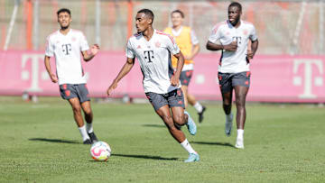 Ryan Gravenberch (Bildmitte) beim Bayern-Training