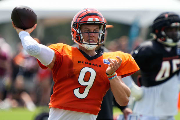 Joe Burrow throws a football in a Bengals practice.