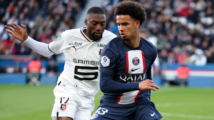 Karl Toko Ekambi, Warrem Zaire-Emery'ye baskı yapıyor.