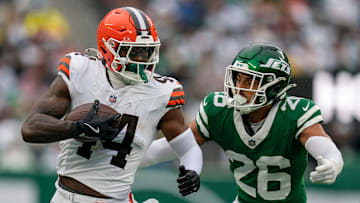Cleveland Browns tight end Harold Fannin Jr. (44), New York Jets safety Isaiah Oliver (26)