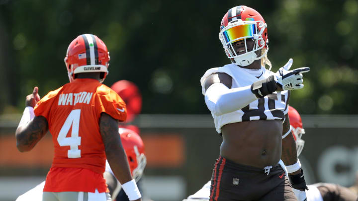 Browns tight end David Njoku (85) gets in position during minicamp, Wednesday, June 12, 2024, in Berea.