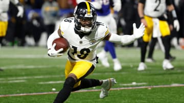 Pittsburgh Steelers wide receiver Diontae Johnson (18) tries to cut back against the Bills.