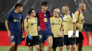Marc Bernal saliendo del campo de juego entre lágrimas, luego de lesionarse 