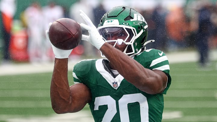 Sep 29, 2024; East Rutherford, New Jersey, USA; New York Jets running back Breece Hall (20) warms up before the game against the Denver Broncos at MetLife Stadium. Sep 29, 2024; East Rutherford, New Jersey, USA; New York Jets running back Breece Hall (20) warms up before the game against the Denver Broncos at MetLife Stadium.