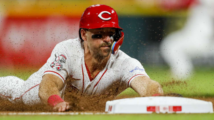 Cincinnati Reds left fielder Spencer Steer (7) steals third base.