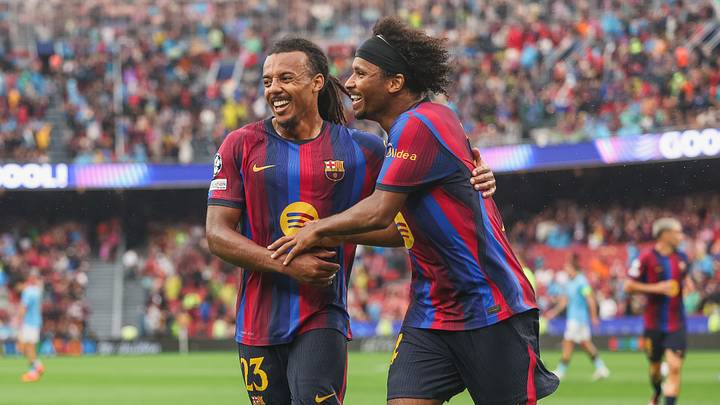 Jules Koundé (l.) war bei Barça zum Saisonstart häufig nur Ersatz