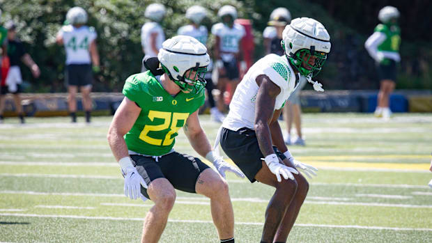 Oregon inside linebacker Bryce Boettcher, left, and wide receiver Traeshon Holden work out during practice with the Ducks Tue