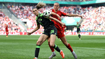 Jule Brand (vorne) im Duell mit Klara Bühl
