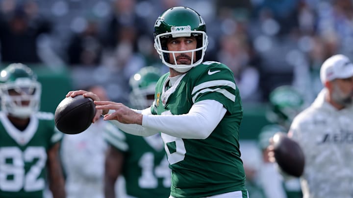 Nov 17, 2024; East Rutherford, New Jersey, USA; New York Jets quarterback Aaron Rodgers (8) warms up before a game against the Indianapolis Colts at MetLife Stadium. Mandatory Credit: Brad Penner-Imagn Images Nov 17, 2024; East Rutherford, New Jersey, USA; New York Jets quarterback Aaron Rodgers (8) warms up before a game against the Indianapolis Colts at MetLife Stadium. Mandatory Credit: Brad Penner-Imagn Images