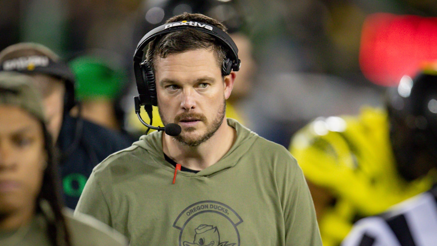 Oregon Ducks Drop In Top-25 Football Rankings: Notre Dame, LSU Move Up