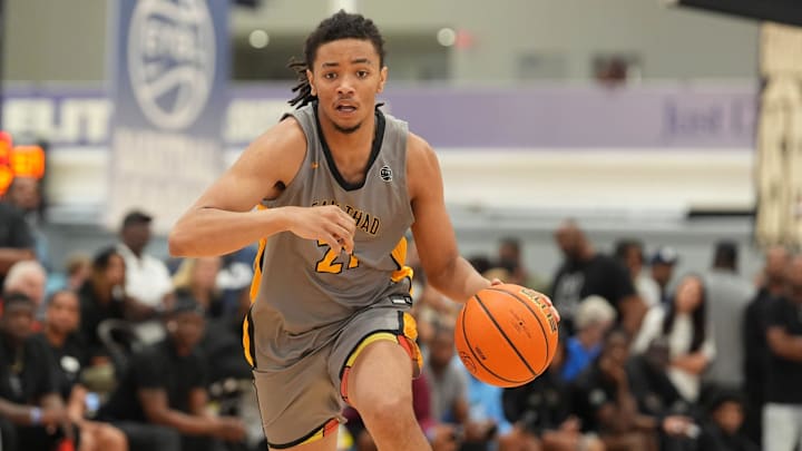 Team Thad’s Kayden Allen (21) brings the ball up the court during a game against Mokan Elite at Nike EYBL at the Memphis Sports & Events Center on Saturday, May 17, 2025. Team Thad’s Kayden Allen (21) brings the ball up the court during a game against Mokan Elite at Nike EYBL at the Memphis Sports & Events Center on Saturday, May 17, 2025.