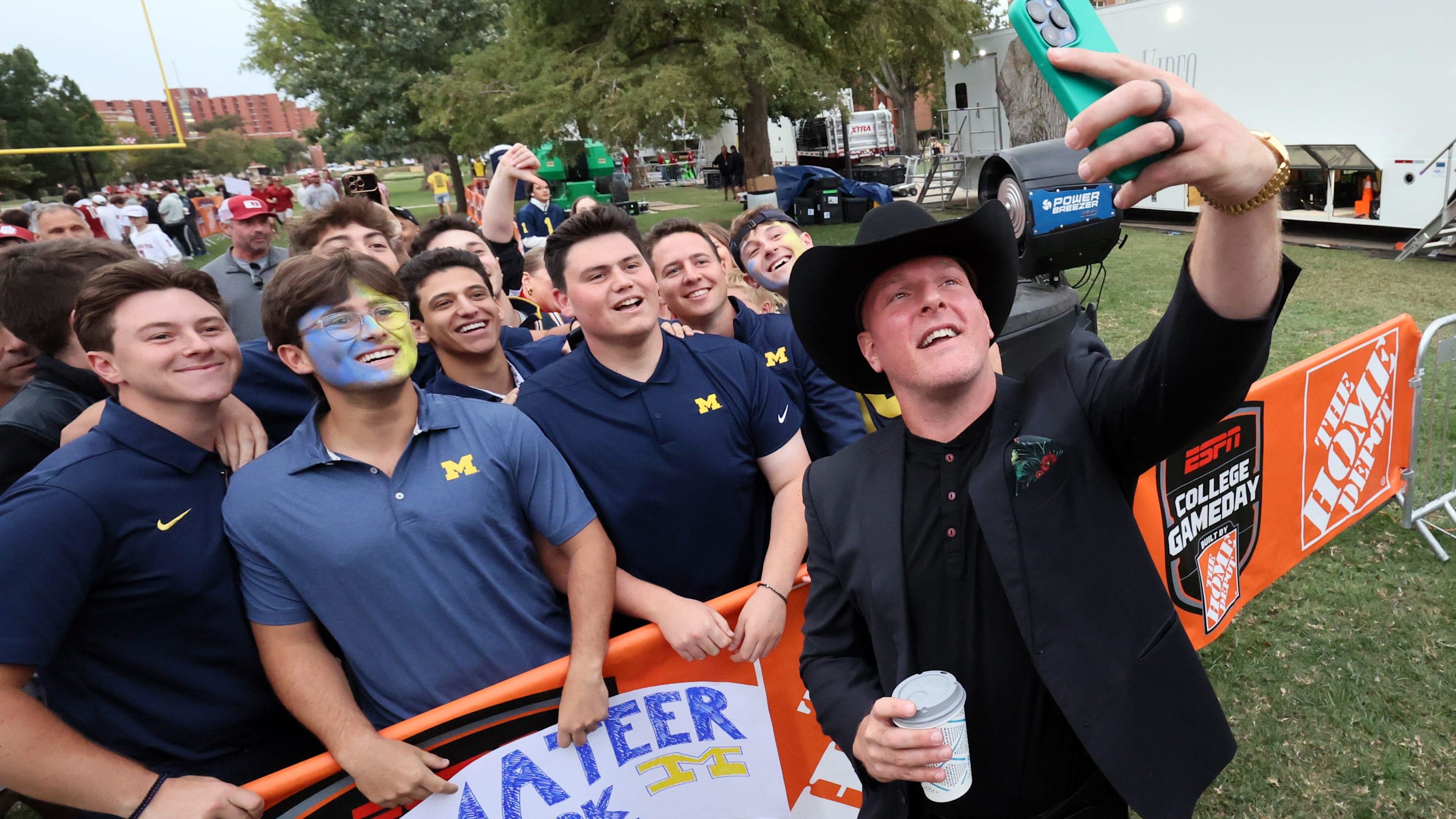 Pat McAfee delivers powerful college football message during College Gameday