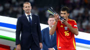 Rodri besando el trofeo de Mejor Jugador de la Eurocopa 2024