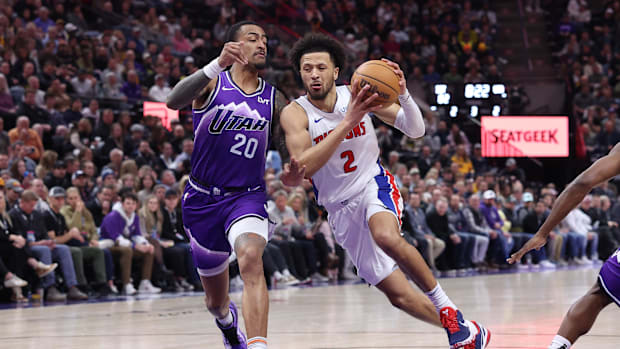The Strait Pistons Cadenningham (2) Strait Keeper goes to the basket defended by the Utah Jazz attacker John Collins (20)