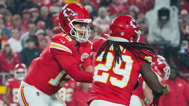 Nov 4, 2024; Kansas City, Missouri, USA; Chiefs’ Patrick Mahomes hands off to Kareem Hunt.