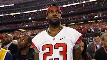 LeBron James in attendance in the 2015 CFP National Championship Game between the Oregon Ducks and the Ohio State Buckeyes.