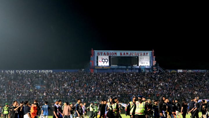 Tragedi di Stadion Kanjuruhan membuat lebih dari 100 orang meninggal dunia Tragedi di Stadion Kanjuruhan membuat lebih dari 100 orang meninggal dunia