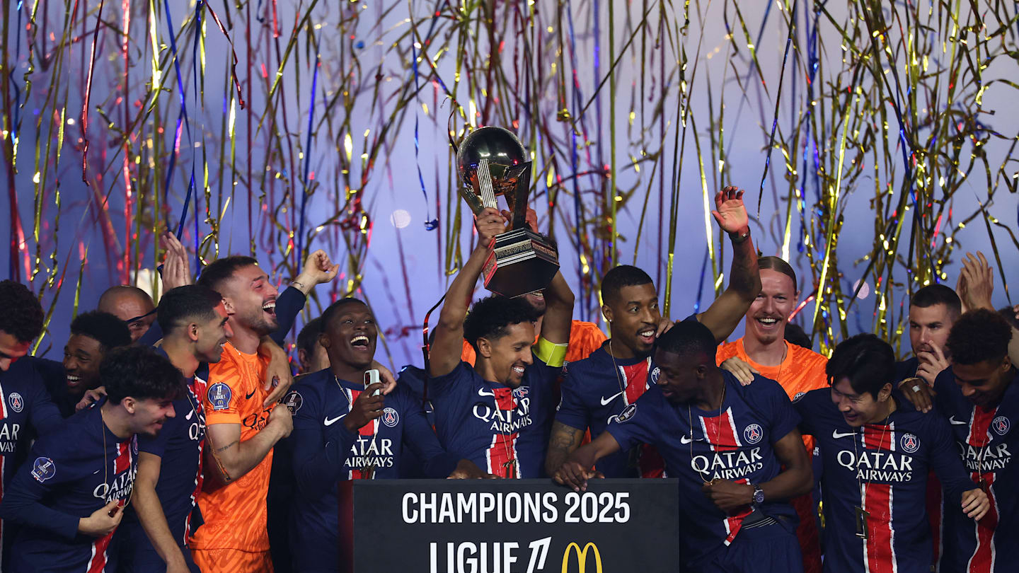 PSG VIDEOS : La remise du trophée de Ligue 1 au Parc des Princes !