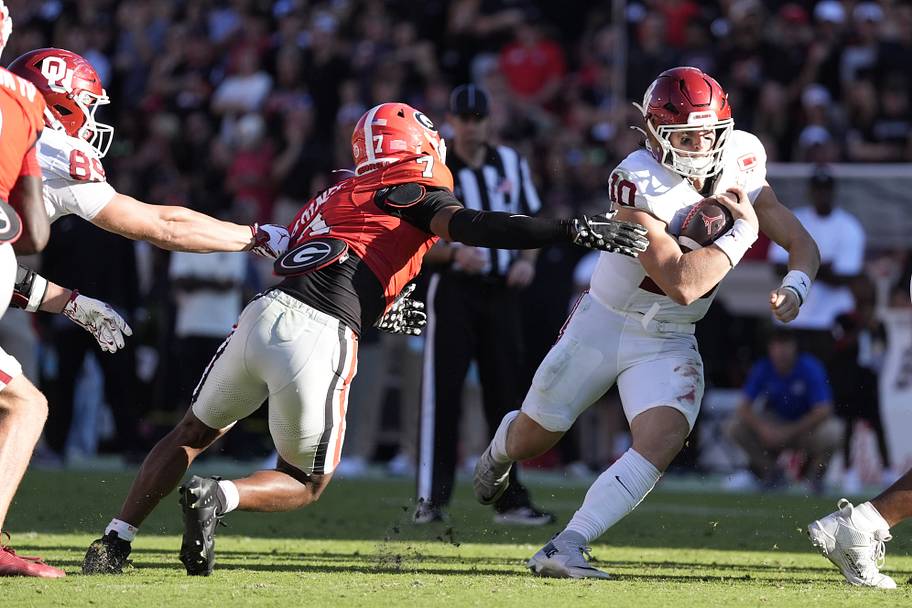 Oklahoma quarterback John Mateer runs the ball against Georgia safety Khalil Barnes.