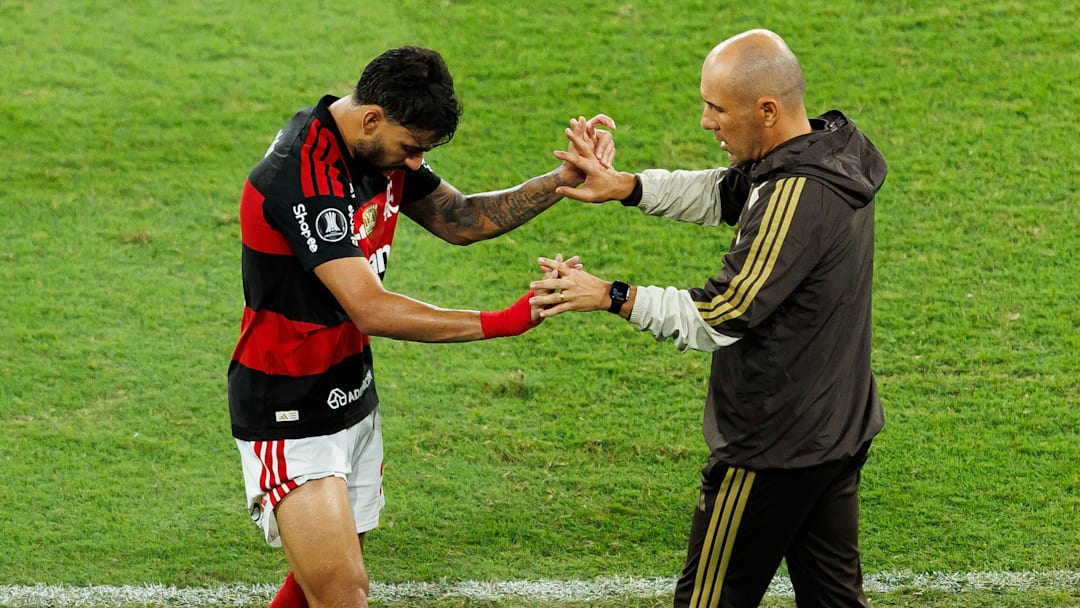 Lucas Paquetá deixou o campo com dores após vitória sobre o Bahia, no  Brasileirão, e desfalca o Flamengo contra o Vitória, pela Copa do Brasil 