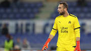 Pau Lopez conquiert le cœur des supporters.