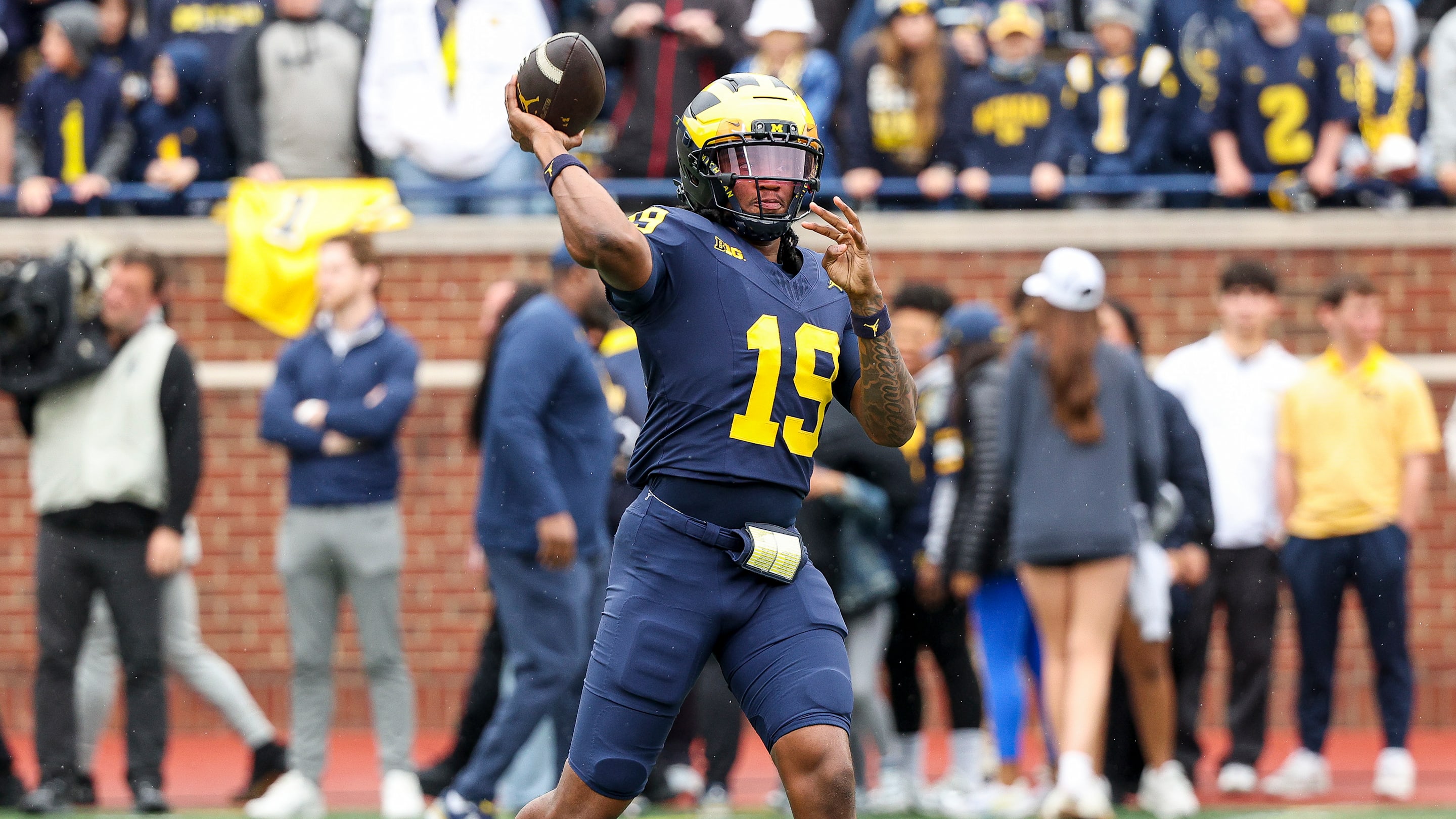 Bryce Underwood’s own teammates just put Michigan’s QB battle to bed thumbnail