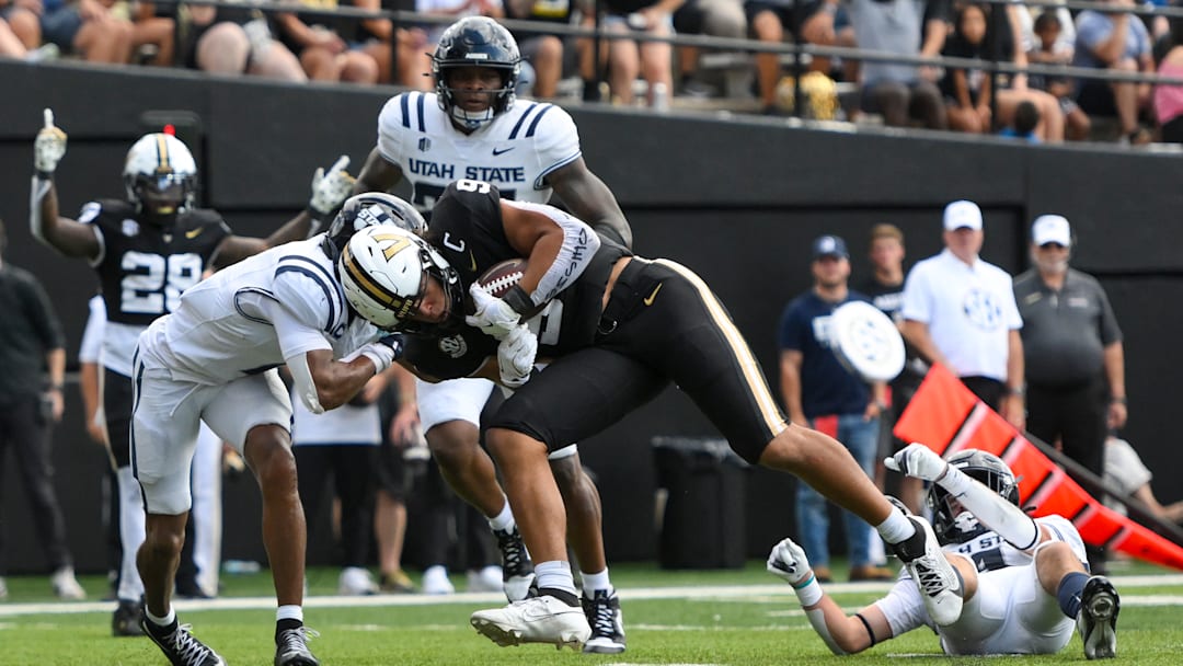 Sep 27, 2025; Nashville, Tennessee, USA; Vanderbilt Commodores tight end Eli Stowers (9) dives into the end zone for a touchdown against the Utah State Aggies during the second half at FirstBank Stadium.