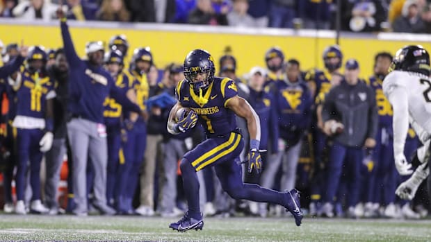 West Virginia Mountaineers running back Jahiem White (1) runs the ball against the UCF Knights during the third quarter at Mo