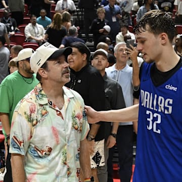 Actor Jason Sudeikis speaks with Dallas Mavericks forward Cooper Flagg.