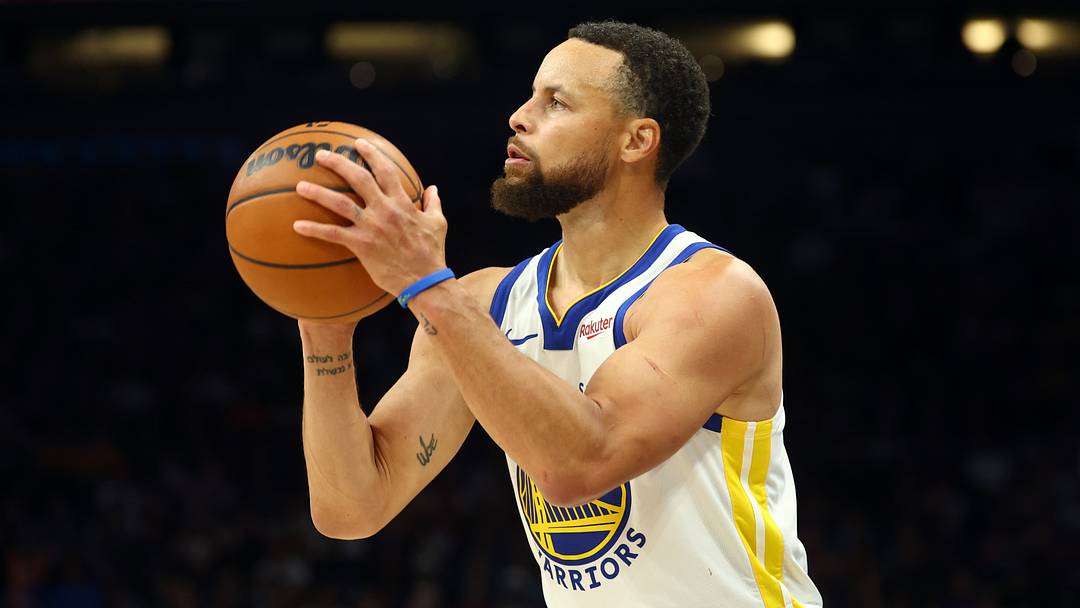 Apr 17, 2026; Phoenix, Arizona, USA; Golden State Warriors guard Stephen Curry (30) against the Phoenix Suns during the play-in rounds of the 2026 NBA Playoffs at Mortgage Matchup Center. 