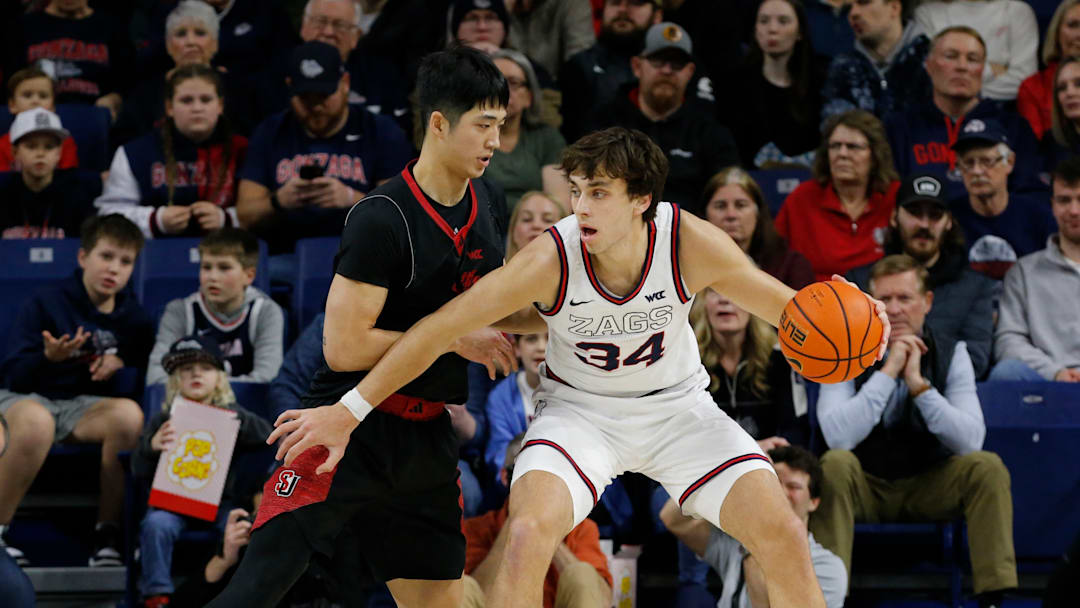 Gonzaga Bulldogs forward Braden Huff (34).