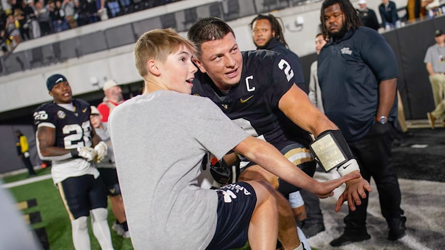 Diego Pavia hits the Heisman pose