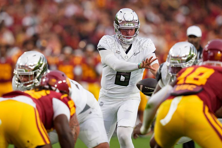Oregon quarterback Dylan Raiola takes a snap against USC.