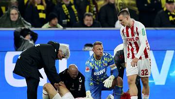 Marvin Schwäbe kümmert sich um seinen schwer verletzten Mitspieler Timo Hübers
