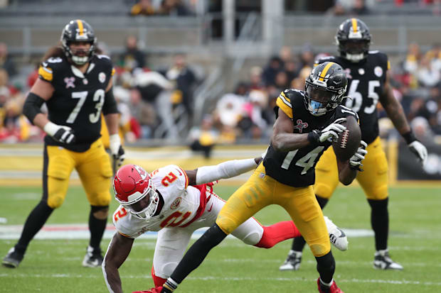 Pittsburgh Steelers wide receiver George Pickens runs after a catch past Kansas City Chiefs cornerback Joshua Williams